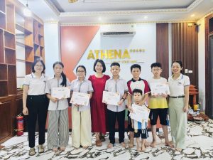HSG khối 6 và Cô Lệ cùng với đại diện trung tâm